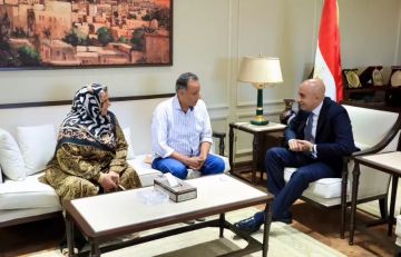 وزير التعليم يكرم مديري برقطا الإعدادية والشهيد أحمد سمير.. ويؤكد كرامة المعلمين ومديري المدارس خط أحمر وزير التعليم يكرم مديري برقطا الإعدادية والشهيد أحمد سمير.. ويؤكد كرامة المعلمين ومديري المدارس خط أحمر