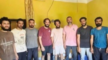 الخارجية: البحارة المصريون يعودون فجر الجمعة بعد الإفراج عنهم الخارجية: البحارة المصريون يعودون فجر الجمعة بعد الإفراج عنهم