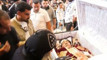 بعد نظرة الوداع.. بدء صلاة الجنازة على القمص تادرس السكندري بعد نظرة الوداع.. بدء صلاة الجنازة على القمص تادرس السكندري