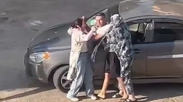 صرخات استغاثة في الشارع.. زوج يعتدي على زوجته أمام المارة بالإسماعيلية صور صرخات استغاثة في الشارع.. زوج يعتدي على زوجته أمام المارة بالإسماعيلية صور