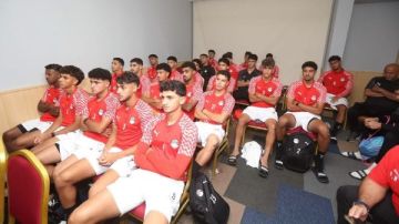 الجهاز الفني لمنتخب الشباب يلقي محاضرة تحفيزية على اللاعبين الجهاز الفني لمنتخب الشباب يلقي محاضرة تحفيزية على اللاعبين