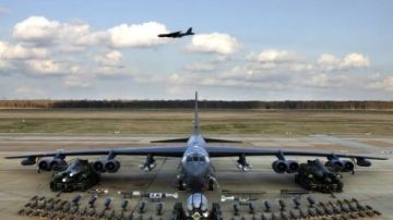 صحيفة فرنسية: الولايات المتحدة تحدث قاعدة مورون الجوية في إسبانيا لاستقبال قاذفات B-52 صحيفة فرنسية: الولايات المتحدة تحدث قاعدة مورون الجوية في إسبانيا لاستقبال قاذفات B-52