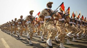 إيران تلوح بـ مفاجآت عسكرية بعد ضربات أمريكية استهدفت ناقلات نفط
