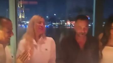 بحضور زوجته نيكول .. طارق العريان يحتفل بعيد ميلاده وسط أصدقائه