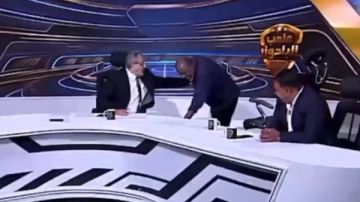 بسبب الأهلي .. ربيع ياسين ينسحب من الاستديو على الهواء بعد مشادة مع أسامة حسن شاهد بسبب الأهلي .. ربيع ياسين ينسحب من الاستديو على الهواء بعد مشادة مع أسامة حسن شاهد