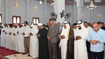 محافظ جنوب سيناء يؤدي صلاة الجمعة بنويبع.. ودعوات لضحايا حادث الأتوبيس