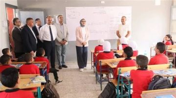 محافظة الوادي الجديد تكافئ المعلمين المتميزين خلال جولتها بمدارس الخارجة محافظة الوادي الجديد تكافئ المعلمين المتميزين خلال جولتها بمدارس الخارجة