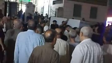 4 نعوش من أسرة واحدة.. أهالي المحلة يشيعون ضحايا حادث مطروح بجنازة مهيبة 4 نعوش من أسرة واحدة.. أهالي المحلة يشيعون ضحايا حادث مطروح بجنازة مهيبة