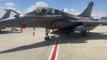 مصر تستعرض قوتها الجوية الضاربة في معرض العلمين الدولي للطيران والفضاء.. صور مصر تستعرض قوتها الجوية الضاربة في معرض العلمين الدولي للطيران والفضاء.. صور