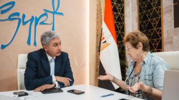وزير السياحة والآثار يعقد لقاءات إعلامية مع ممثلي وسائل الإعلام الفرنسية خلال زيارته لباريس وزير السياحة والآثار يعقد لقاءات إعلامية مع ممثلي وسائل الإعلام الفرنسية خلال زيارته لباريس