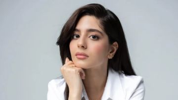 مايان السيد تشارك في ذات والرداء الأحمر مايان السيد تشارك في ذات والرداء الأحمر