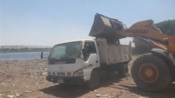 بعد تداول فيديو لودر البرجاية بالمنيا.. رئيس القرية يكشف حقيقة ردم نهر النيل بعد تداول فيديو لودر البرجاية بالمنيا.. رئيس القرية يكشف حقيقة ردم نهر النيل