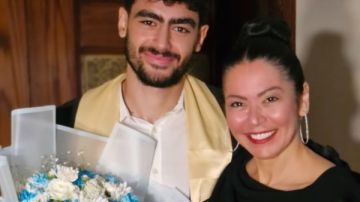 ابن قلبي وعمري.. لقاء الخميسي تحتفل بتخرج نجلها من الجامعة ابن قلبي وعمري.. لقاء الخميسي تحتفل بتخرج نجلها من الجامعة