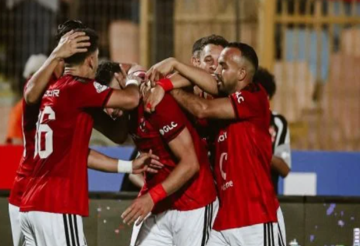 الأهلي يتخطى أبو قير ويرتقي إلى صدارة الدوري المصري الأهلي يتخطى أبو قير ويرتقي إلى صدارة الدوري المصري