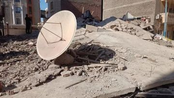 طبق الدش آخر ما تبقى من العقار المنهار في عزبة شاهين بالمنيا.. صور طبق الدش آخر ما تبقى من العقار المنهار في عزبة شاهين بالمنيا.. صور