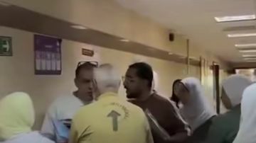 قبل رفع الحذاء.. فيديو يرصد مشادة رئيس قسم بمعهد الكبد بالمنوفية مع ممرضة قبل رفع الحذاء.. فيديو يرصد مشادة رئيس قسم بمعهد الكبد بالمنوفية مع ممرضة