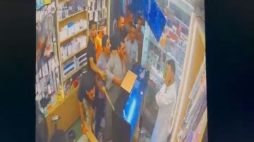 لحظات رعب .. اقتحام محل موبايلات بميت نما بالقليوبية بعد الاعتداء على صاحبه وسرقة هواتف و300 ألف جنيه لحظات رعب .. اقتحام محل موبايلات بميت نما بالقليوبية بعد الاعتداء على صاحبه وسرقة هواتف و300 ألف جنيه