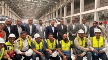 رئيس الوزراء يلتقط صورة تذكارية مع العاملين بمونوريل غرب النيل رئيس الوزراء يلتقط صورة تذكارية مع العاملين بمونوريل غرب النيل