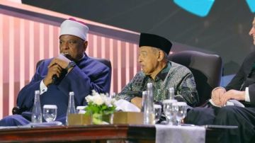 عباس شومان يدعو من إندونيسيا إلى وحدة إسلامية ووقف ضخ الأموال في دول تناصبنا العداء عباس شومان يدعو من إندونيسيا إلى وحدة إسلامية ووقف ضخ الأموال في دول تناصبنا العداء