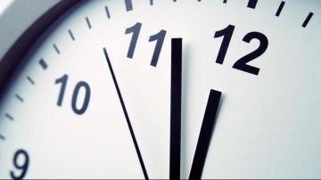 الساعة هتتغير يوم خميس بالليل.. انتهاء التوقيت الصيفي رسميا هذا الموعد الساعة هتتغير يوم خميس بالليل.. انتهاء التوقيت الصيفي رسميا هذا الموعد