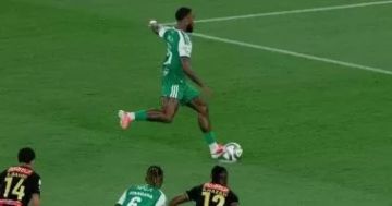 الأهلى يتقدم على الرياض 3-0 فى الشوط الأول الأهلى يتقدم على الرياض 3-0 فى الشوط الأول