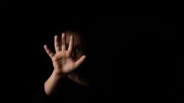 الحبس 5 سنوات وغرامة 300 ألف جنيه عقوبة التحرش في مكان العمل الحبس 5 سنوات وغرامة 300 ألف جنيه عقوبة التحرش في مكان العمل