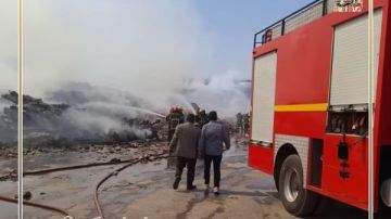 السكرتير العام المساعد يتابع إجراءات إخماد حريق بأحد مصانع الورق بمنطقة بياض العرب الصناعية ببني سويف السكرتير العام المساعد يتابع إجراءات إخماد حريق بأحد مصانع الورق بمنطقة بياض العرب الصناعية ببني سويف