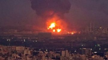 دوي انفجار في جزيرة قشم الإيرانية ومصادر ترجح مصدره من البحر دوي انفجار في جزيرة قشم الإيرانية ومصادر ترجح مصدره من البحر