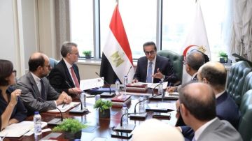 مدينة طبية وتأمين شامل .. الصحة تبحث تمويل مشروعاتها مع بنك الاستثمار الأوروبي مدينة طبية وتأمين شامل .. الصحة تبحث تمويل مشروعاتها مع بنك الاستثمار الأوروبي