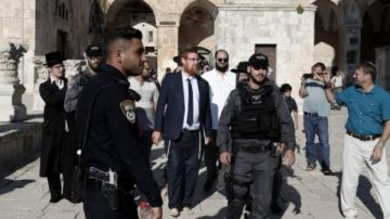 عشرات المستوطنين يقتحمون باحات المسجد الأقصى بحماية قوات الاحتلال عشرات المستوطنين يقتحمون باحات المسجد الأقصى بحماية قوات الاحتلال