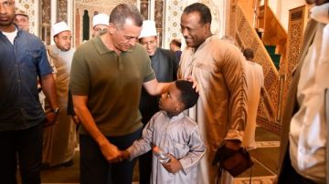 محافظ أسوان يستمع لمطالب المواطنين.. ويوجه المسئولين لتلبتها محافظ أسوان يستمع لمطالب المواطنين.. ويوجه المسئولين لتلبتها