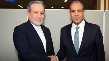 وزير الخارجية يناقش مع نظيره الإيراني الجهود المبذولة لخفض التصعيد واستئناف المسار الدبلوماسي وزير الخارجية يناقش مع نظيره الإيراني الجهود المبذولة لخفض التصعيد واستئناف المسار الدبلوماسي
