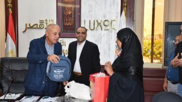 برعاية صندوق تحيا مصر.. محافظ الأقصر يوزع تأشيرات عمرة مجانية على عدد من السيدات برعاية صندوق تحيا مصر.. محافظ الأقصر يوزع تأشيرات عمرة مجانية على عدد من السيدات