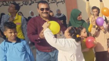 بالونات وهدايا.. أجواء مبهجة في استقبال الطلاب خلال أول يوم دراسي فى طما بالونات وهدايا.. أجواء مبهجة في استقبال الطلاب خلال أول يوم دراسي فى طما