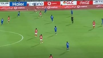 30 دقيقة.. تعادل سلبي بين الأهلي وسموحة بالدوري 30 دقيقة.. تعادل سلبي بين الأهلي وسموحة بالدوري