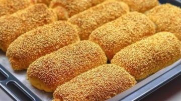 طريقة عمل فطائر بالسمسم والعسل الأسود والجبنة .. وصفة شهية وسهلة طريقة عمل فطائر بالسمسم والعسل الأسود والجبنة .. وصفة شهية وسهلة