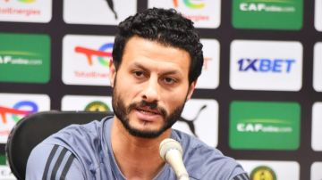 اللاعب يرحب.. كواليس جلسة الشناوي وعبدالحفيظ قبل تجديد عقده مع الأهلي اللاعب يرحب.. كواليس جلسة الشناوي وعبدالحفيظ قبل تجديد عقده مع الأهلي