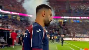 محمد صلاح يبدأ عمليات الإحماء قبل مواجهة جالطة سراي محمد صلاح يبدأ عمليات الإحماء قبل مواجهة جالطة سراي