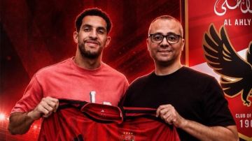 مفيش شرط جزائي.. أحمد شوبير ينهي الجدل حول عقد مصطفى شوبير: قالهم عايز أمضي مفيش شرط جزائي.. أحمد شوبير ينهي الجدل حول عقد مصطفى شوبير: قالهم عايز أمضي