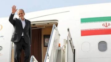 هبوط اضطراري لطائرة الرئيس الإيراني بمطار الجزائر نتيجة توقف تقني هبوط اضطراري لطائرة الرئيس الإيراني بمطار الجزائر نتيجة توقف تقني
