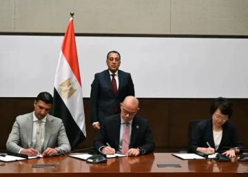 رئيس الوزراء يشهد توقيع مذكرة تفاهم لإقامة قاعدة لتخطيط وإنشاء مصانع السيارات ووسائل النقل المختلفة في مصر رئيس الوزراء يشهد توقيع مذكرة تفاهم لإقامة قاعدة لتخطيط وإنشاء مصانع السيارات ووسائل النقل المختلفة في مصر