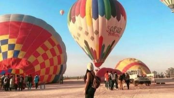 سماء الأقصر تكتسي بالبالونات.. 32 رحلة تحلق بـ896 سائحا من مختلف الجنسيات سماء الأقصر تكتسي بالبالونات.. 32 رحلة تحلق بـ896 سائحا من مختلف الجنسيات