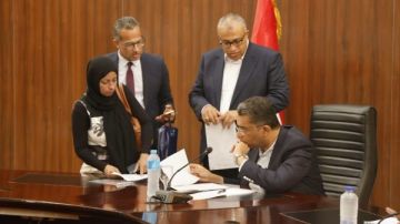 محافظ البحر الأحمر يبحث شكاوى المواطنين في الإسكان والأراضي والمرافق والاستثمار محافظ البحر الأحمر يبحث شكاوى المواطنين في الإسكان والأراضي والمرافق والاستثمار