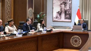 رئيس الوزراء يستعرض موقف أحد المشروعات الكبرى بالعلمين الجديدة رئيس الوزراء يستعرض موقف أحد المشروعات الكبرى بالعلمين الجديدة