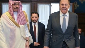 وزير الخارجية السعودي: الحوثي فتح على نفسه بابا لا يحتمله وزير الخارجية السعودي: الحوثي فتح على نفسه بابا لا يحتمله