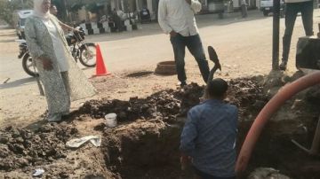 إصلاح كسر خط المياه على الطريق الرئيسي فى قرية سبك بالمنوفية إصلاح كسر خط المياه على الطريق الرئيسي فى قرية سبك بالمنوفية