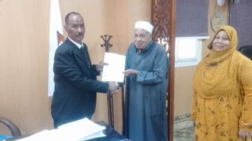 رئيس مركز باريس بالوادي الجديد يسلم العقود النهائية للمواطنين بعد سداد مستحقات التقنين رئيس مركز باريس بالوادي الجديد يسلم العقود النهائية للمواطنين بعد سداد مستحقات التقنين