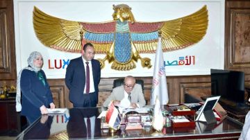 محافظ الأقصر يستقبل لجنة المشروعات الخضراء الذكية عقب انتهاء أعمالها محافظ الأقصر يستقبل لجنة المشروعات الخضراء الذكية عقب انتهاء أعمالها