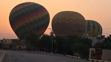 البالون الطائر يعود للسماء من جديد.. اختبارات الطيارين تنطلق بالأقصر تمهيدا لاستئناف الرحلات البالون الطائر يعود للسماء من جديد.. اختبارات الطيارين تنطلق بالأقصر تمهيدا لاستئناف الرحلات