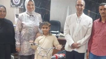 تلميذة تعثر على 35 ألف جنيه وتعيدها لصاحبها.. تكريم جميلة في قنا بدراجة هوائية تلميذة تعثر على 35 ألف جنيه وتعيدها لصاحبها.. تكريم جميلة في قنا بدراجة هوائية